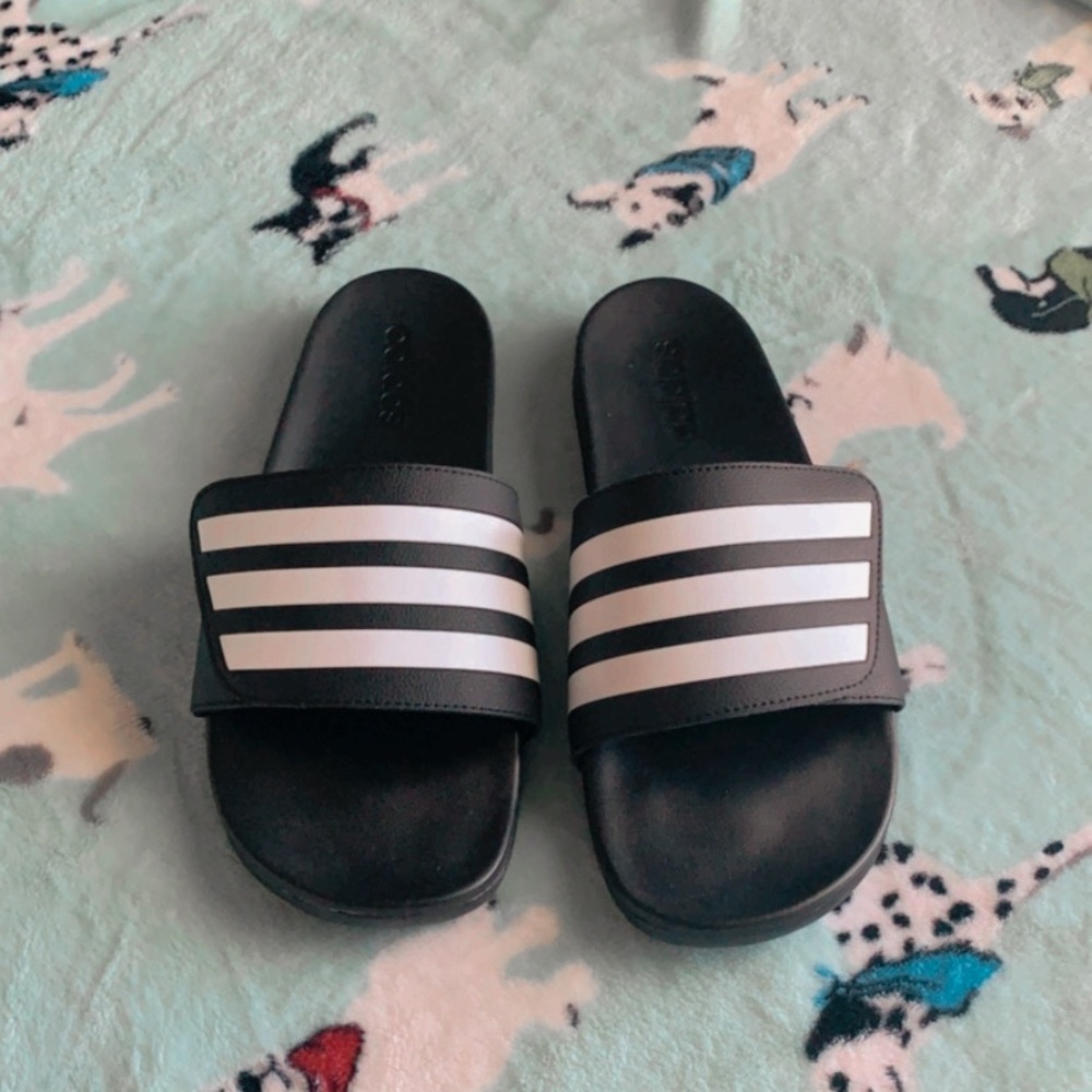 Men’s Adidas slides 🖤